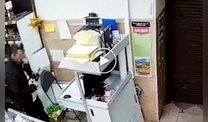 В России мужчина прополз под рольставни магазина и напился в стельку