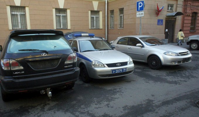 Русские полицейские нашли способ бесплатно парковаться на платной стоянке (6 фото)