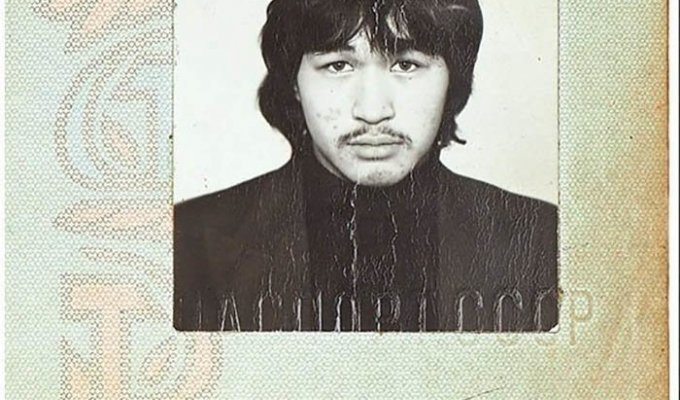 Паспорт Виктора Цоя продали на аукционе за 9 миллионов рублей (2 фото)