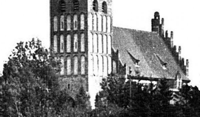 Танкисты уничтожили лютеранскую церковь XIV века во время учений (7 фото)