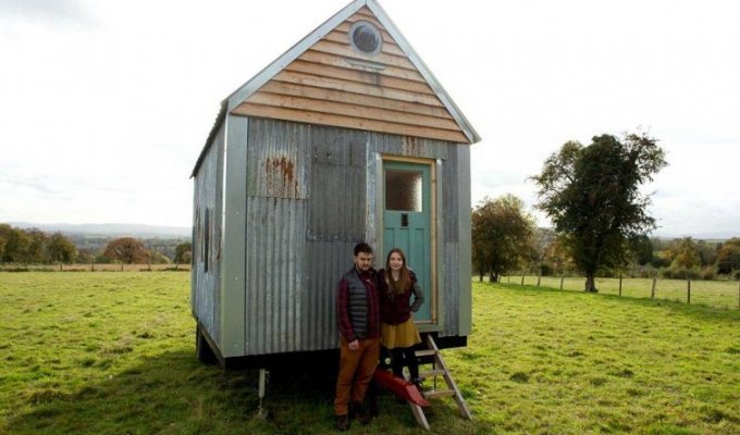 Пара построила уютный домик всего за $ 1500, используя строительные отходы и переработанную древесину (14 фото)