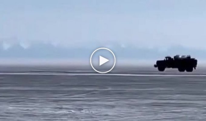 На Байкале два грузовика на ходу провалились под лед