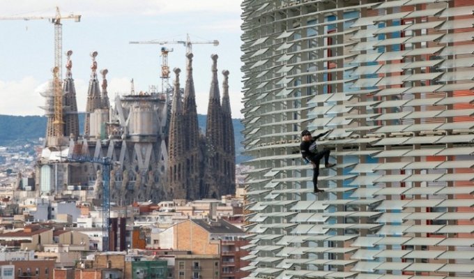 Человек-паук карабкается на небоскреб без страховки! (2 фото + 1 видео)