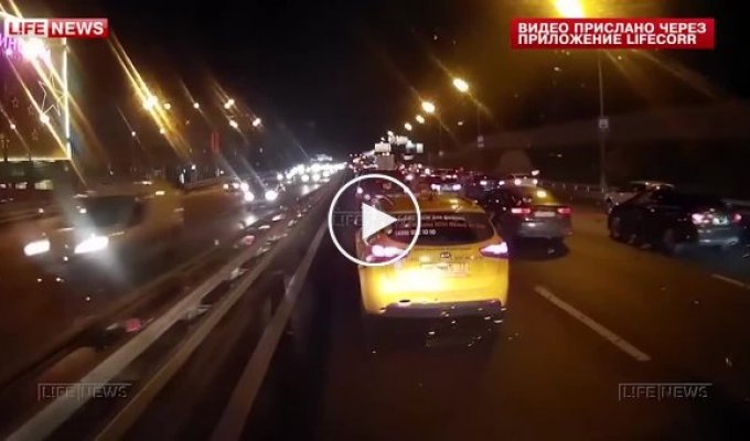 В Москве таксист отказался пропускать скорую помощь