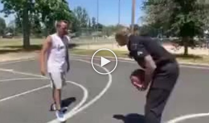 Полицейский проходил мимо и показал как действительно надо играть в баскетбол