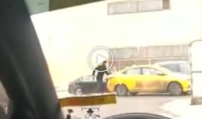 Пьяный полицейский, со своими друзьями, напал на таксиста