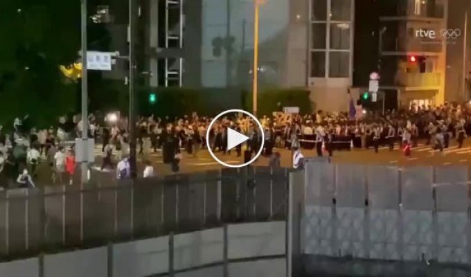 В Японии люди вышли на протест с требованием закрыть Олимпиаду