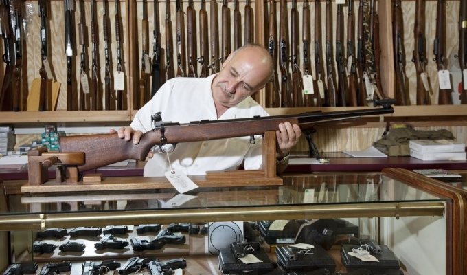 Депутат Госдумы внес предложение об ужесточении правил владения огнестрельным оружием (2 фото)