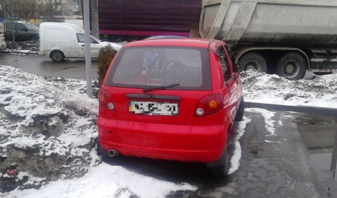 Автомобиль на киевской заправке (4 фото)