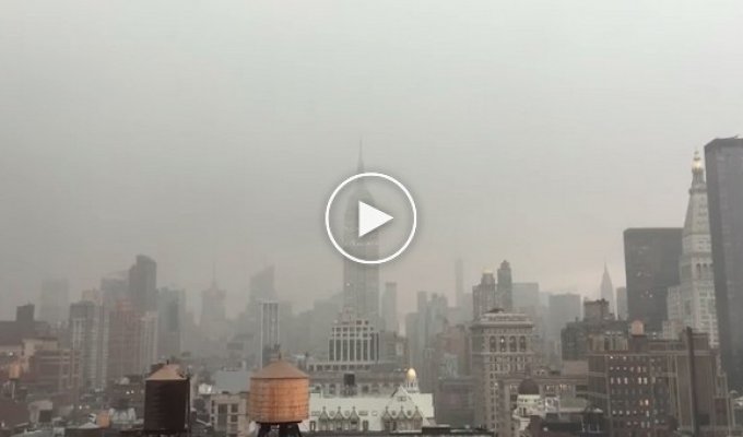 Молния ударила в небоскреб Empire State Building 