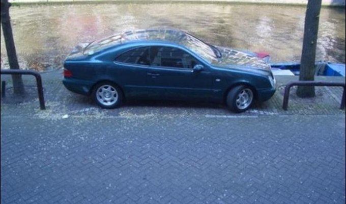 Мастер парковки из Амстердама (2 фото)