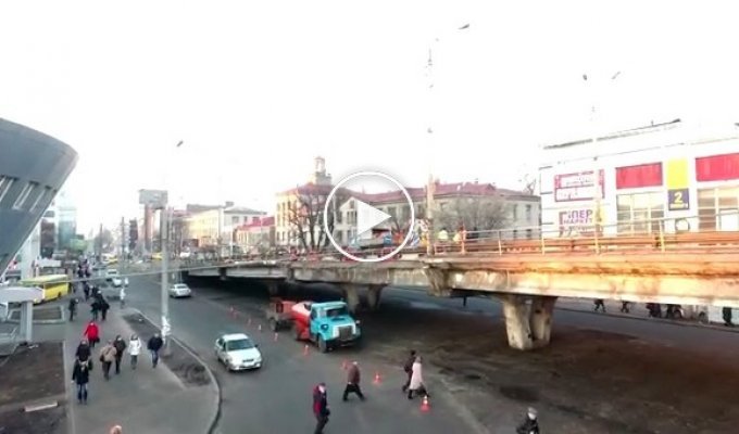 Видео, на котором видны последствия обвала Шулявского моста в Киеве