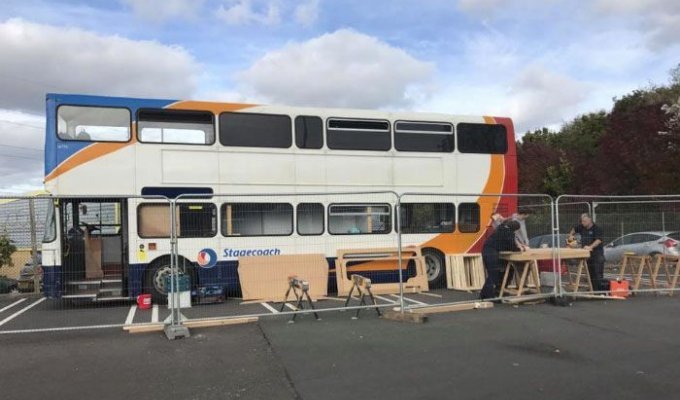 Списанный двухэтажный автобус превратили в ночлежку для бездомных (13 фото)
