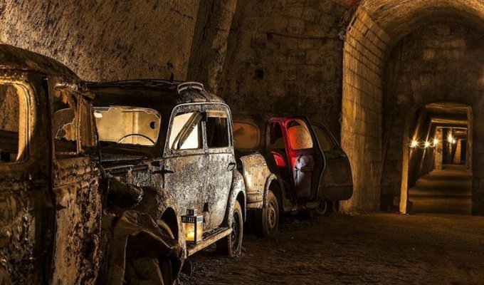 Заброшенный туннель под Неаполем, ставший склепом для автомобилей (9 фото)