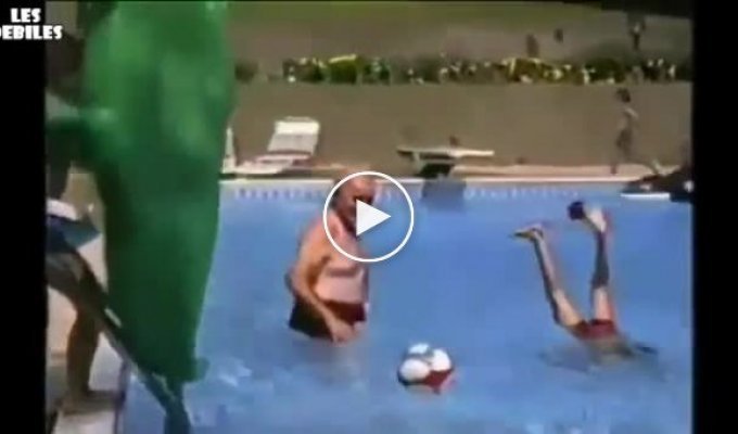 Первый неудачный прыжок ребенка в бассейне