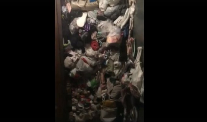 Пермская пенсионерка забила квартиру мусором и ушла жить в подъезд (5 фото)