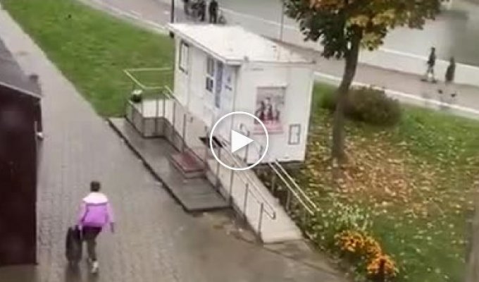 В Белоруссии женщину задержали силовики за то, что она выбрасывала мусор