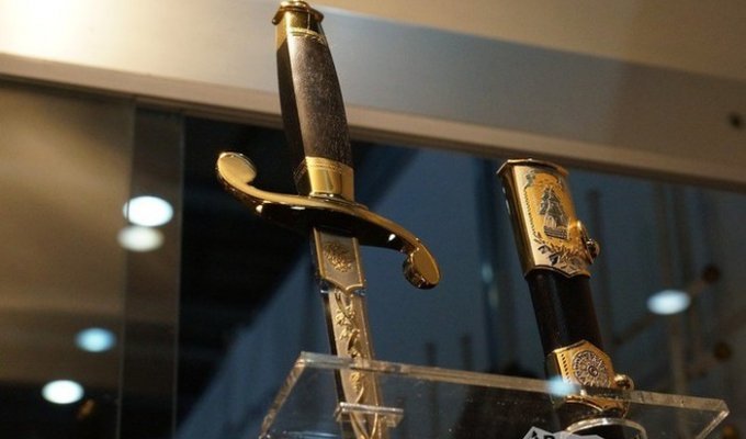 Уникальные экспонаты выставки современного холодного оружия «Клинок — традиции и современность 2015» (22 фото)