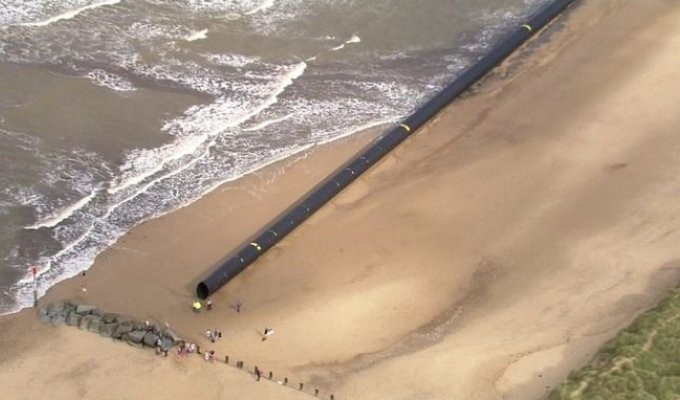 На британское побережье вынесло гигантские пластиковые трубы (3 фото)