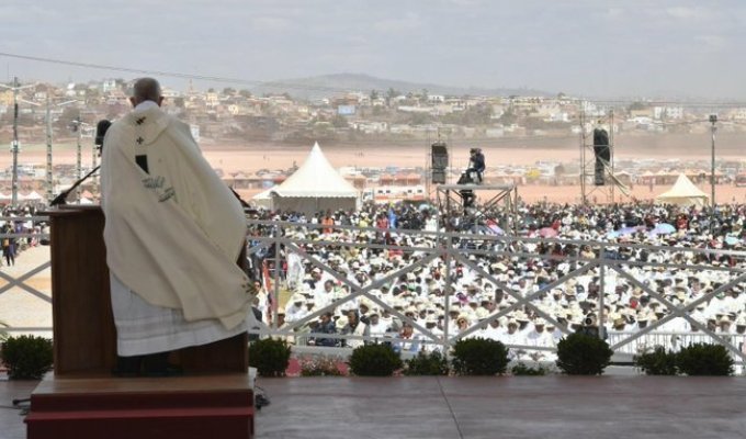 На Мадагаскаре: месса папы римского собрала миллион слушателей (9 фото)