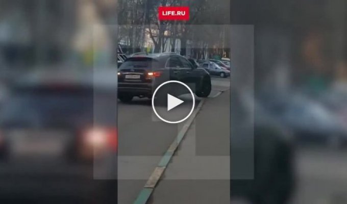 В сеть попало видео, как беременная на Infiniti нарочно таранила машины в Москве