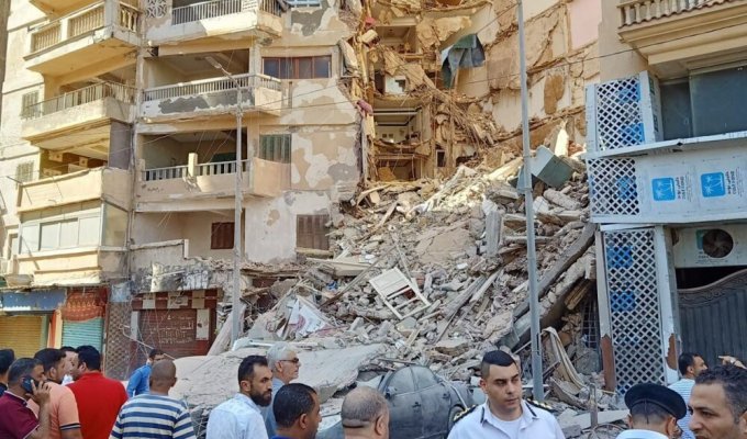 В Египте частично обрушился 13-этажный дом (3 фото + 2 видео)