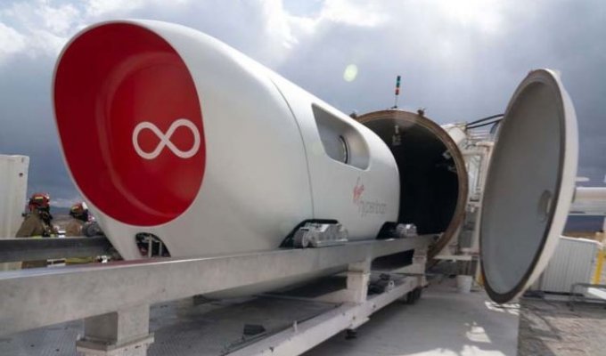 Компания Virgin Hyperloop провела испытания сверхбыстрой транспортной системы с пассажирами (4 фото + видео)
