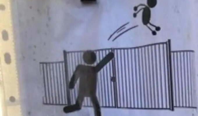 Во Франции учителя попросили родителей не бросать детей через забор (2 фото)