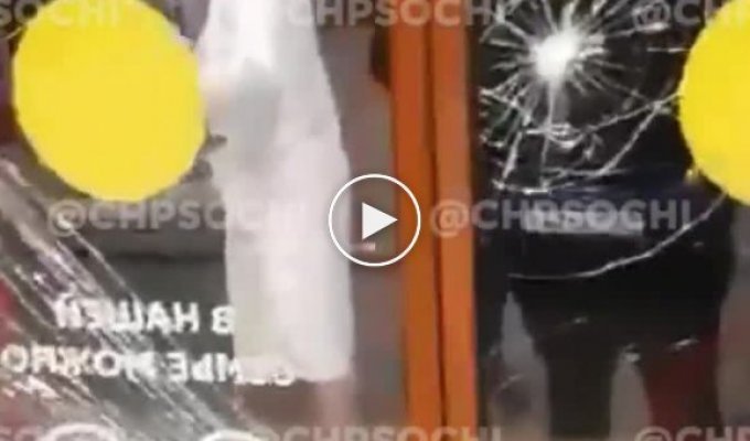 Дебоширка в Сочи вышибла стеклянную дверь магазина, рассердившись на замечание продавца (мат)
