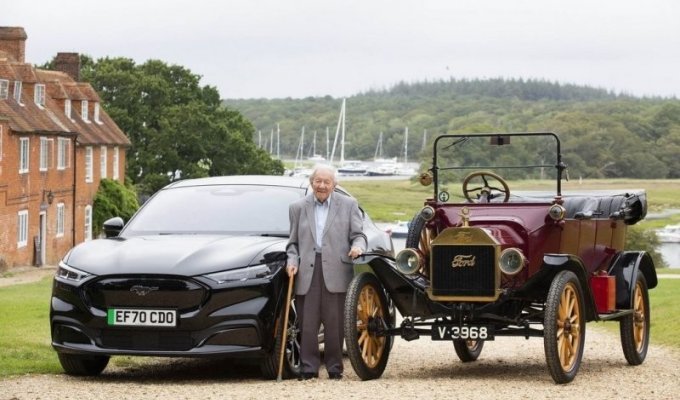 101-летний мужчина сел за руль электрического Ford, спустя 90 лет после того, как впервые проехал на Model T (5 фото + 1 видео)