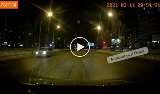 Момент столкновения автобуса и кроссовера в Омске