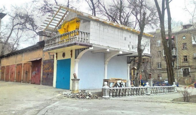 Житель Запорожья оформил свой гараж в стиле барокко (5 фото)