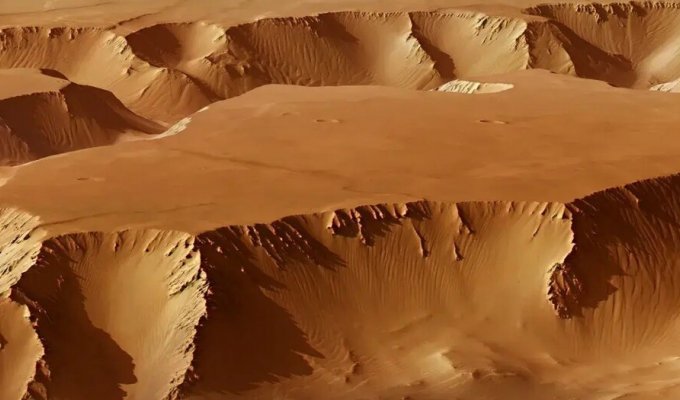 Отправимся в полет над марсианским лабиринтом Ночи? (6 фото + 1 видео)