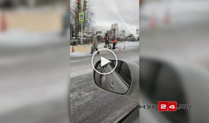 В Ямало-Ненецком автономном округе дорожники нанесли разметку на заснеженный асфальт