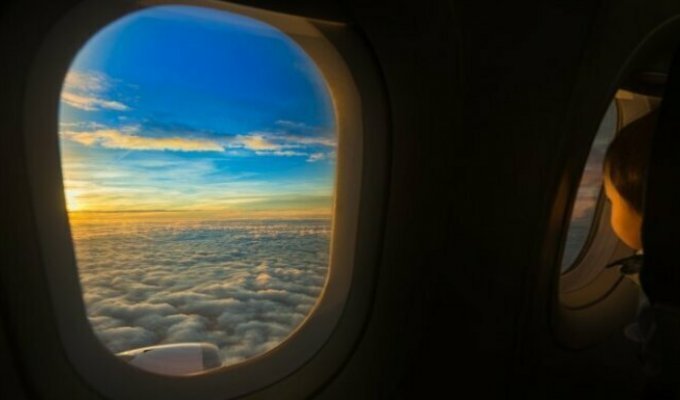 Реально ли открыть дверь в салоне самолета в воздухе и что после этого случится? (3 фото)