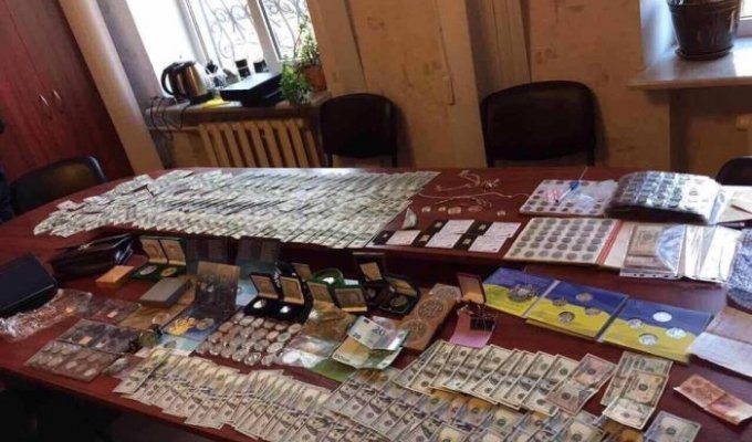 В Украине у задержанного полковника полиции изъяли оружие, золотые слитки и ювелирные изделия (3 фото)