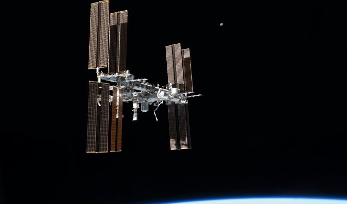 На МКС произошла утечка воздуха, экипаж укрылся в российском сегменте станции (3 фото)