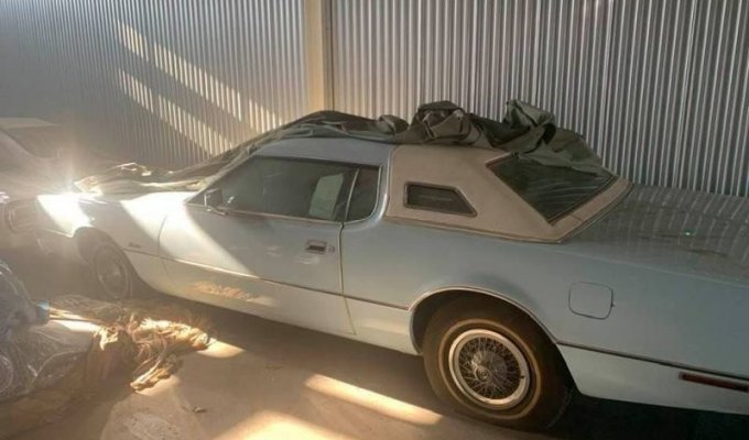 Дилерские запасы: абсолютно новый Ford Thunderbird 1976 года без пробега (12 фото)