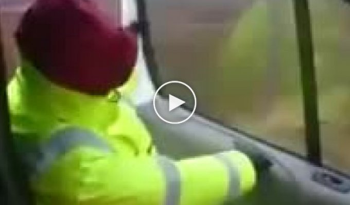 Шотландец пытается закрыть дверь автомобиля во время штормового ветра