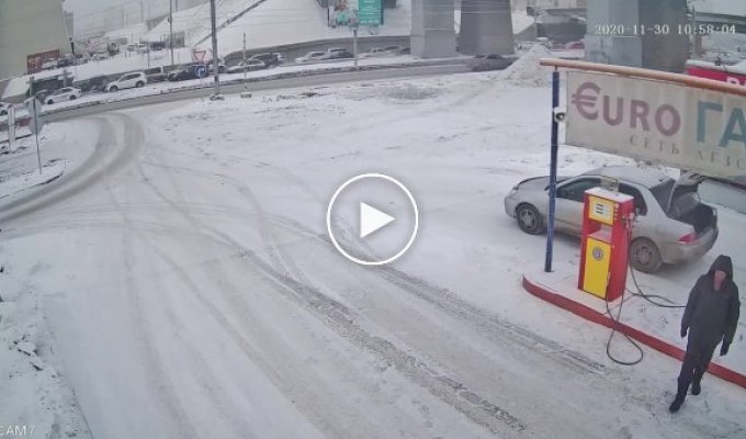 В Новосибирске мужчина бросился под бензовоз