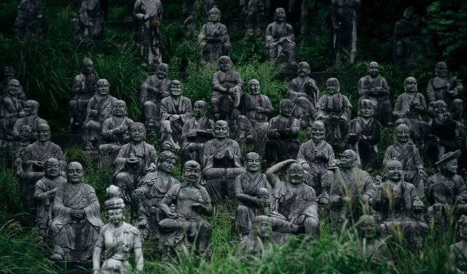 Фотограф наткнулся на жутковатую японскую деревню с сотнями статуй (13 фото)