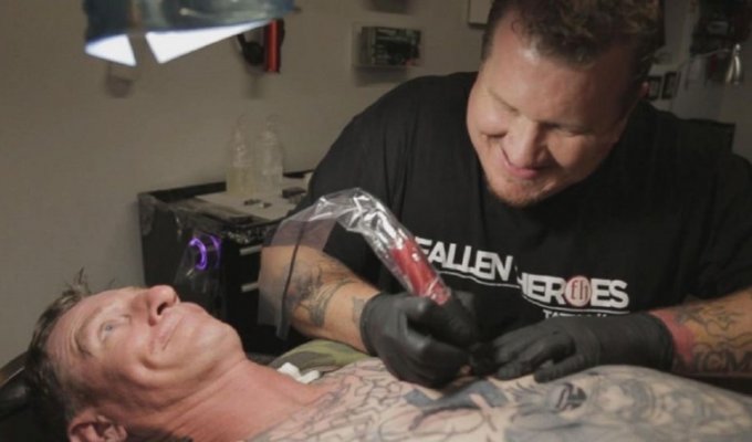 Неонацист подружился с чернокожей женщиной-полицейским и свел татуировки со свастикой (6 фото + 1 видео)