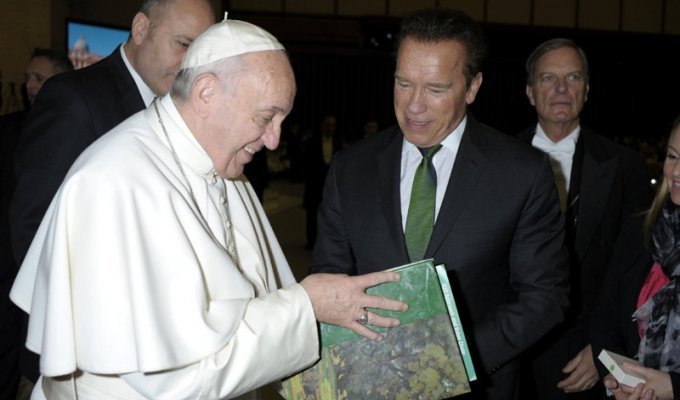 Ревностный католик Арнольд Шварценеггер встретился с Папой Римским Франциском в Ватикане (11 фото)
