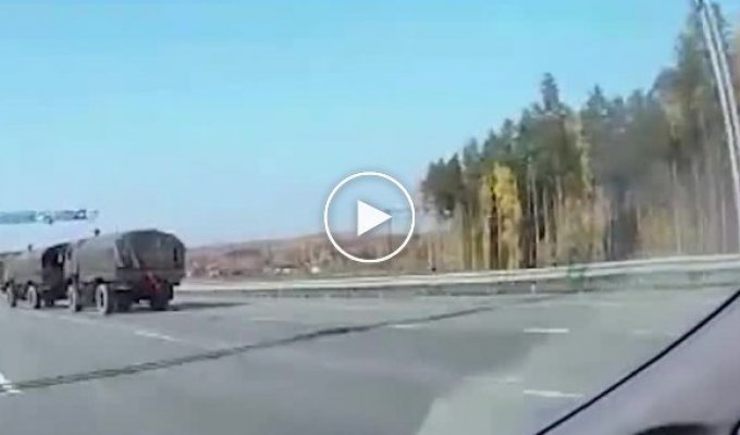 КамАЗы на жесткой сцепке ДТП с двумя военным грузовиками в Екатеринбурге