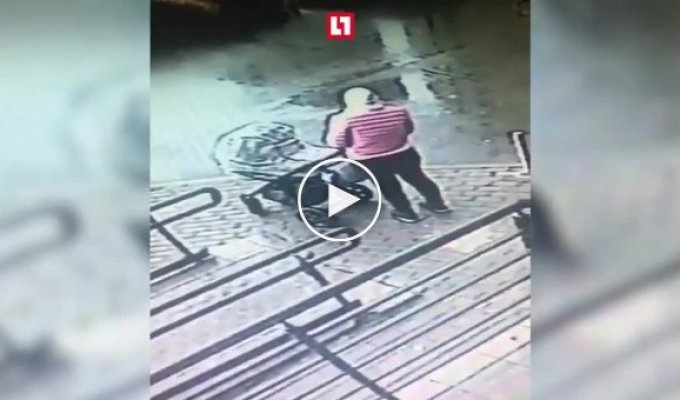 В Москве на женщину с ребёнком упало окно с пятого этажа