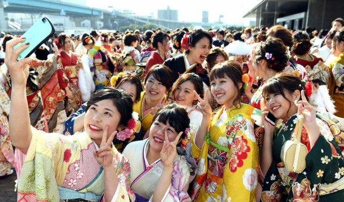20-тилетние японцы в День совершеннолетия: бывают пьянки, погромы, драки (18 фото)