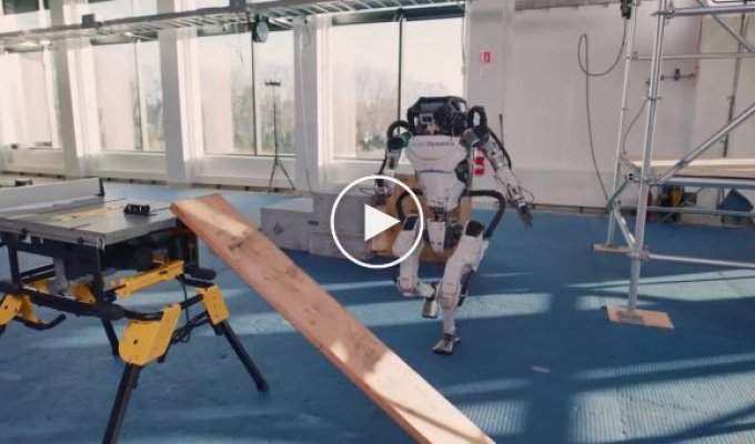 Boston Dynamics показала, как их робот бегает и прыгает на стройке с сумкой для инструментов