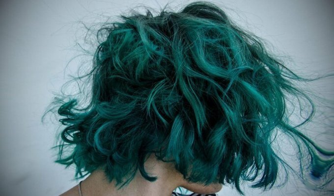 Почему люди не рождаются с синими или зелеными волосами (2 фото)