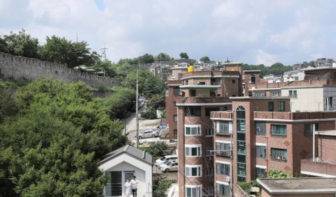 Жизнь в башне: невероятно узкий дом в Южной Корее (12 фото)