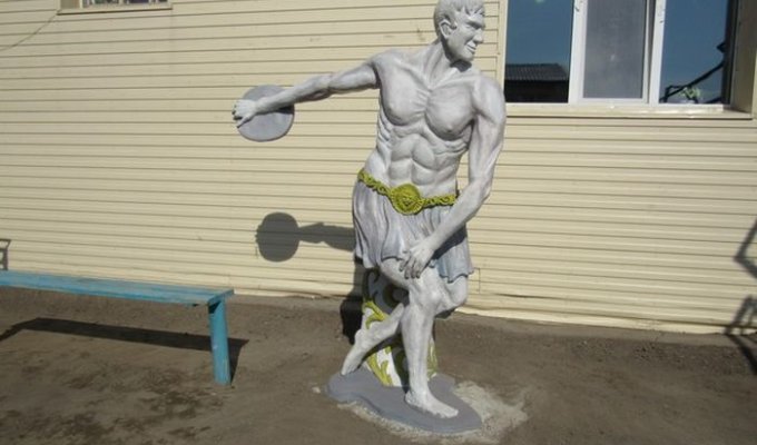 Заключенные создали статую древнегреческого атлета для пропаганды ЗОЖ (2 фото)